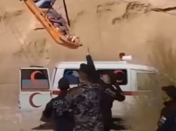 الدفاع المدني يخلي مصاباً سقط من اعلى شق صخري بمنطقة الديسة في محافظة العقبة وحالته العامة متوسطة
