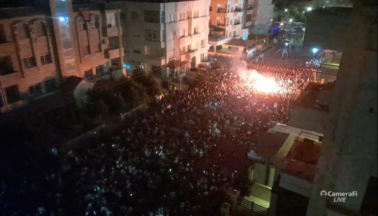 تواصل جماهير الشعب الأردني انتفاضتها  أمام سفارة الاحتلال في الرابية… وقطع الكهرباء عن المحتجين