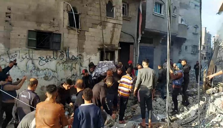 قصف إسرائيلي على منزل في دير البلح  واستشهد 12  فلسطينيا