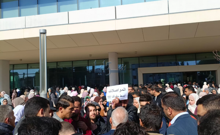 طلاب يعتصمون أمام الجامعة الأردنية للمطالبة بصرف بدل مواصلات