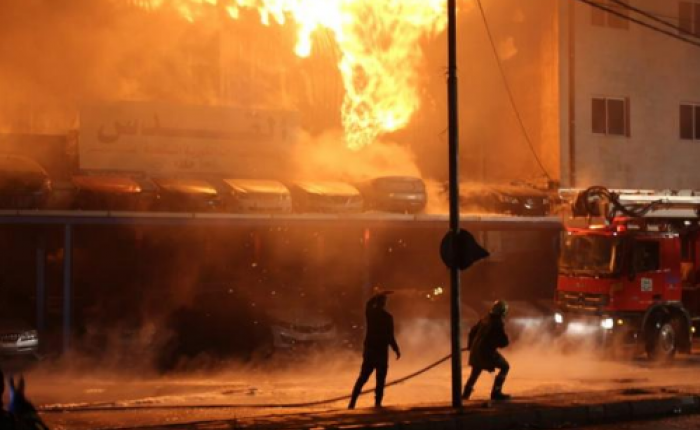الدفاع المدني يخمد حريق اربعة تريلات بمحافظة العاصمة