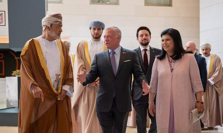 جلالة الملك عبدالله وجلالة السلطان هيثم بن طارق يقومان بزيارة  الى متحف الأردن