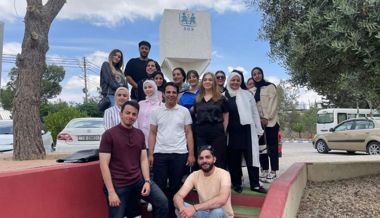 طلبة علم النفس السريري في عمان الاهلية يزورون SOS