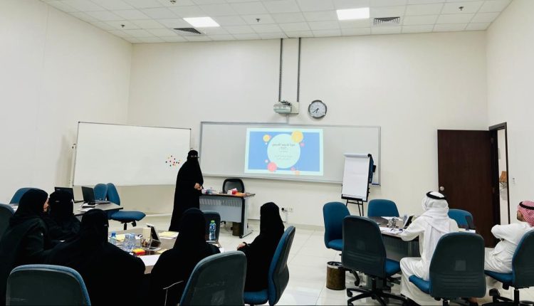 دورة لتدريب المدربين وتطوير مهاراتهم بفرع الجامعة بالدمام