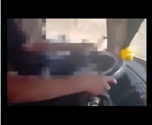 الأمن العام: القبض على سائق عمومي سمح لإبنه الحدث بقيادة حافلة وقام بتصويره