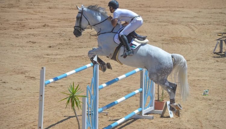 الفارس عبدالله شادي الحوراني بطل فئة ١٣٥ ببطولة الفروسية