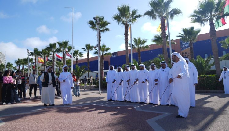 “أبوظبي للفنون الشعبية” تقدم لوحات تراثية في معرض الفرس بالمغرب