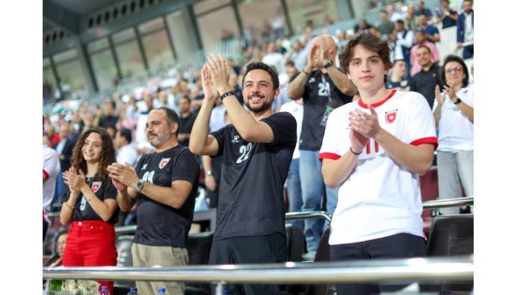ولي العهد والأمير علي يتابعان مباراة المنتخب الوطني لكرة القدم من استاد عمان الدولي
