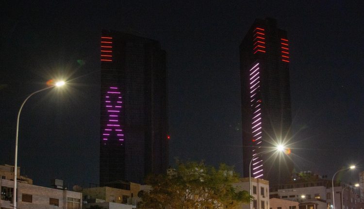 شركة بوابة الأردن تضيء ‘أبراج السادس’ دعماً لحملة التوعية بسرطان الثدي في شهر تشرين الأول