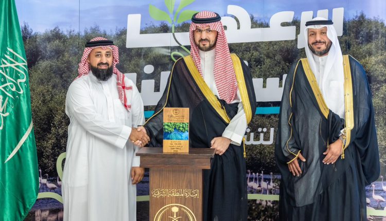 نائب أمير الشرقية يكرم المشاركين بمبادرة جمع واستزراع 100 ألف شتلة “مانجروف” بالقطيف