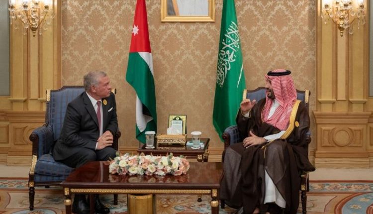 الملك يلتقي ولي العهد السعودي على هامش قمة الرياض