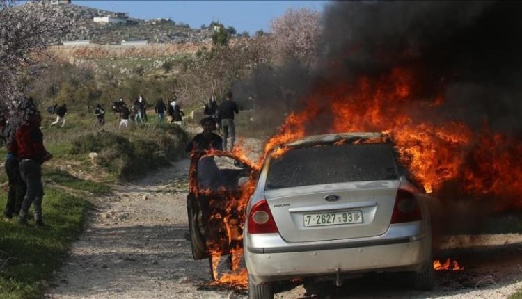 مستوطنون يعتدون على منازل ويحرقون مركبات فلسطينية