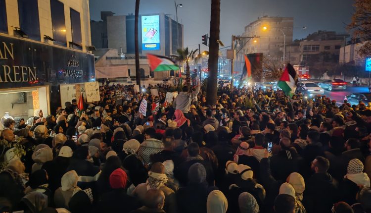 أردنيون يحيون ليلة رأس السنة بمسيرة حاشدة تطالب بوقف الحرب على غزة