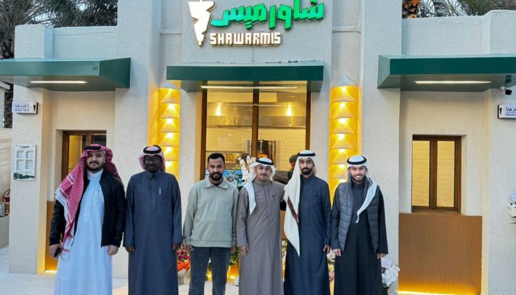 مطعم شاورميس ينعش جادة النخيل في عنيزة  .. مع بداية العام الميلادي الجديد 2025