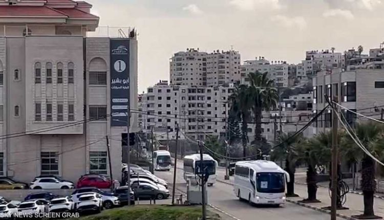 الهلال الأحمر الفلسطيني: نقل 4 أسرى فلسطينيين أفرج عنهم الاحتلال إلى المستشفى