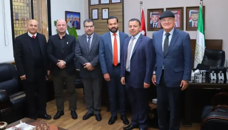 جامعة البترا تكرم أبًا وأبنه من خريجيها تقديرًا لتميزهما في سوق العمل: الصيدلاني الدكتور صبري كتكت ونجله الدكتور قصي (صور)
