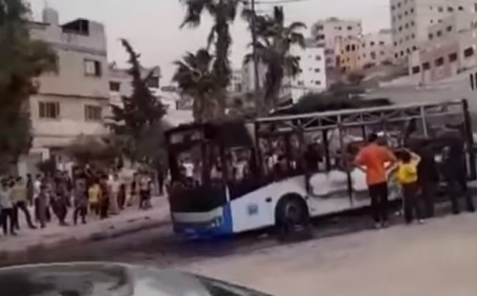 احتراق حافلة نقل عام قرب دوار مغفر جبل النصر في عمّان