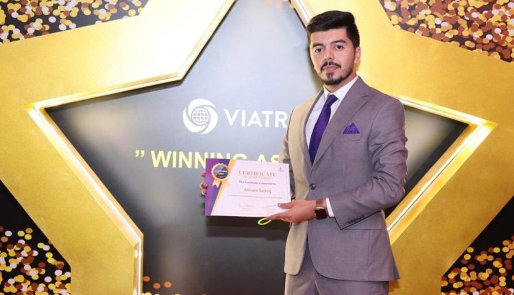 خريج صيدلة عمان الأهلية يحرز لقب أفضل إنجاز لعام 2024 في Viatris العالمية
