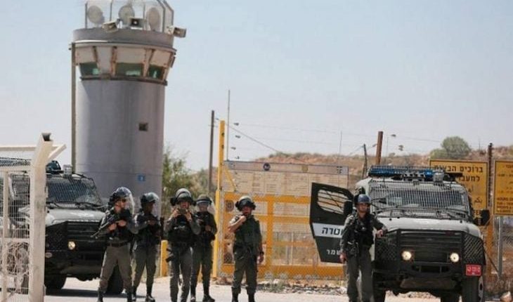 السلطات الإسرائيلية تفرج عن 10 معتقلين من قطاع غزة