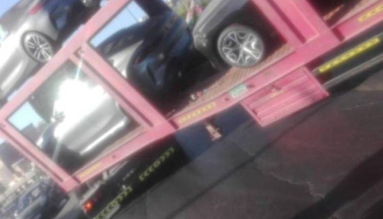 حادث تدهور ناقلة سيارات محملة بـ 10 مركبات على الطريق الصحراوي