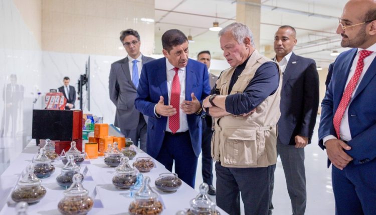 بالصور…الملك يزور مصانع مجموعة الكبوس للتجارة والصناعة والاستثمار