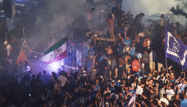وفاة واصابة 100 شخص باشتباكات ب”سكاكين”  في احتفالات نابولي بالدوري