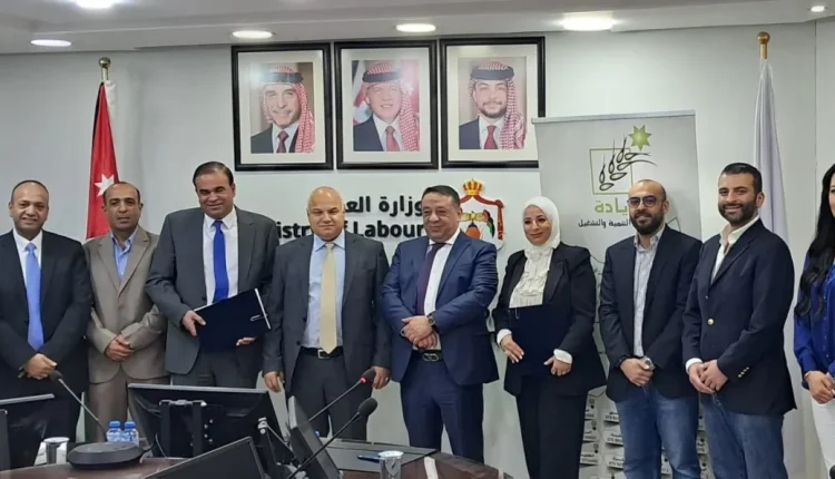 اتفاقية بين صندوق التنمية والتشغيل والبريد الأردني لتمويل سيارات وسكوترات لتشغيل الأردنيين