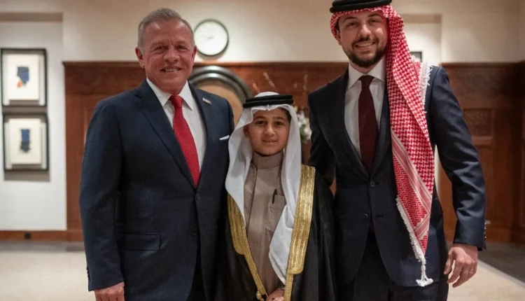 من هو الفتى الذي ابتسم له الملك عند دخوله منصة حفل الاستقلال؟