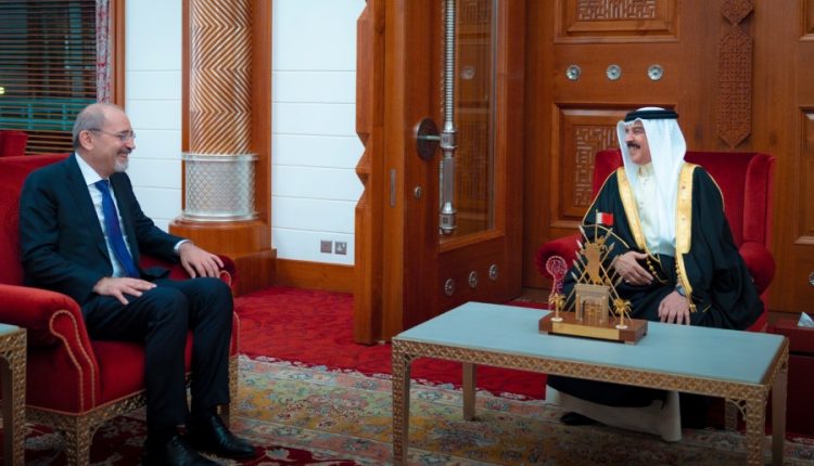 وزير الخارجية ينقل تحيات الملك إلى العاهل البحرين