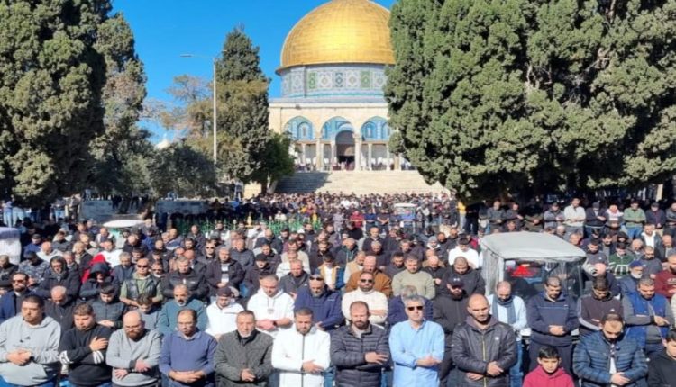 40 ألفا يؤدون اليوم  صلاة الجمعة في المسجد الأقصى