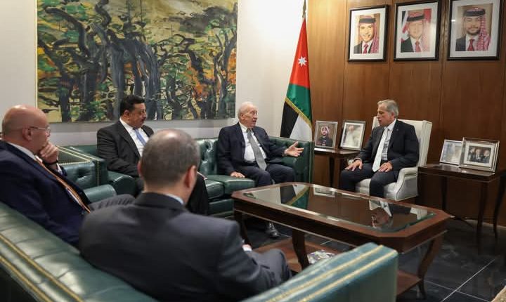 رئيس الوزراء يشيد بتخصيص شركة الكهرباء الأردنية ( جيبكو) 5% من أرباحها لدعم قطاعات الصحة والتعليم والنقل العام ضمن مشروع المسؤولية المجتمعية