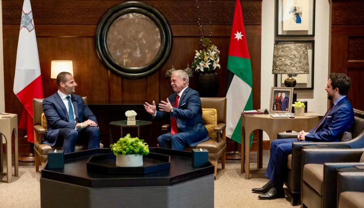 الملك يبحث مع رئيس وزراء مالطا العلاقات الثنائية والمستجدات الإقليمية