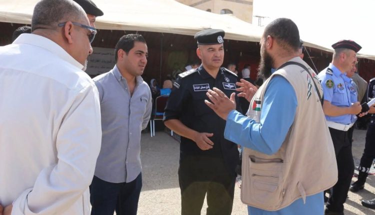 بالصور ..مدير ادارة الدوريات الخارجية يستقبل الحجاج الفلسطينين في محطة زميلة الامنية .