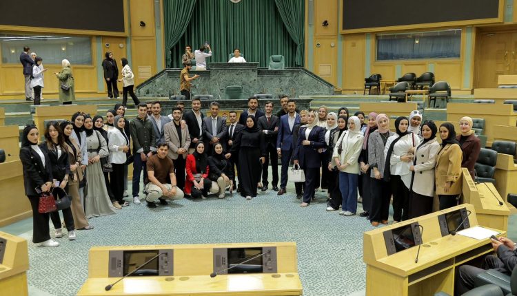طلبة من “اليرموك والبلقاء التطبيقية” يزورون مجلس النواب ويطلعون على آليات العمل البرلماني