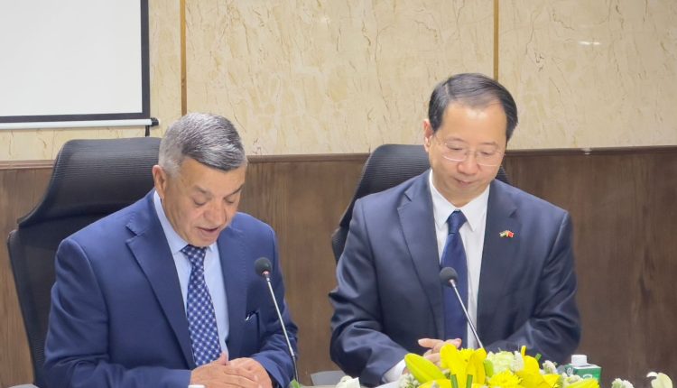 الرواجيح يستقبل سفير جمهورية الصين في المملكة ومشاريع مشتركة مطلع العام بعد توقيع الاتفاقية .