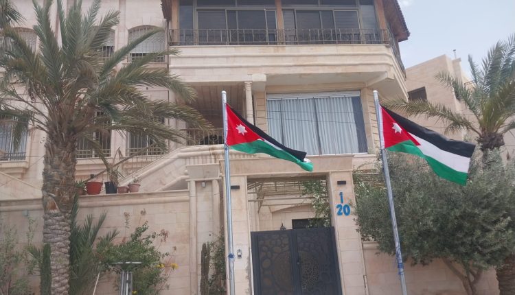 في خطوة تعد الأولى في المحافظة رئيس بلدية الزرقاء يغرس ساريتي العلم الاردني أمام منزله