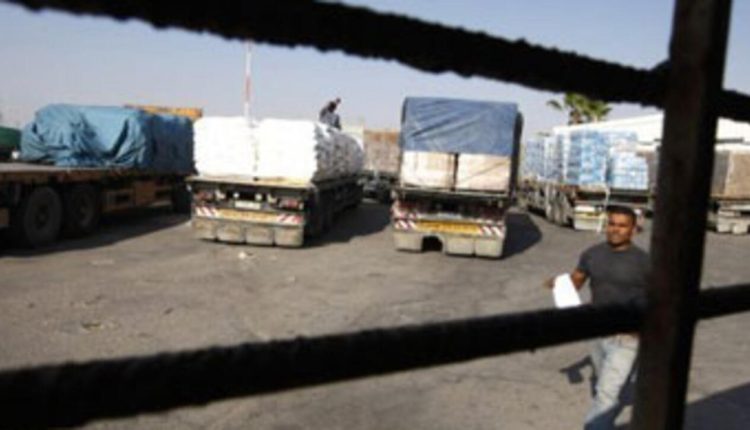 عبده: 5 شاحنات محملة بالمساعدات اثنتان محملتين بالأكفان دخلت قطاع غزة