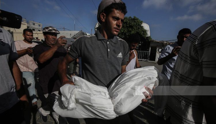 استشهد 9 فلسطينيين الجمعة بقصف الاحتلال الإسرائيلي منزلين وسط وشمالي قطاع غزة.