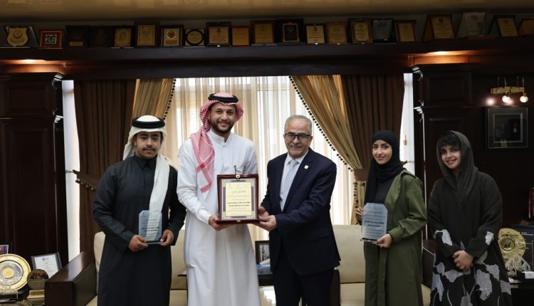 رئيس عمان الأهلية يكرم مجموعة من الطلبة السعوديين المتميزين