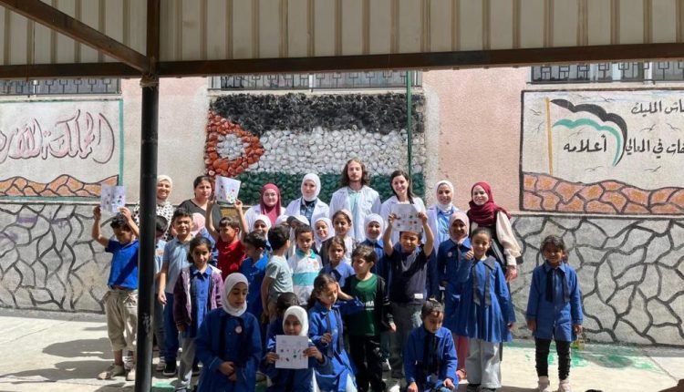 عمان الاهلية تنظم نشاطاً توعوياً بمدرسة البشيري بالسلط حول صحة الفم والاسنان