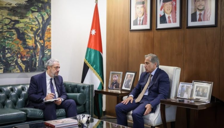 رئيس الوزراء يلتقي رئيسي مجلسي إدارتي التلفزيون ووكالة الأنباء الأردنية