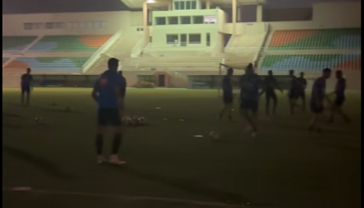 المنتخب الوطني يواصل التدريب رغم انقطاع الإنارة في ملعب السيب العماني