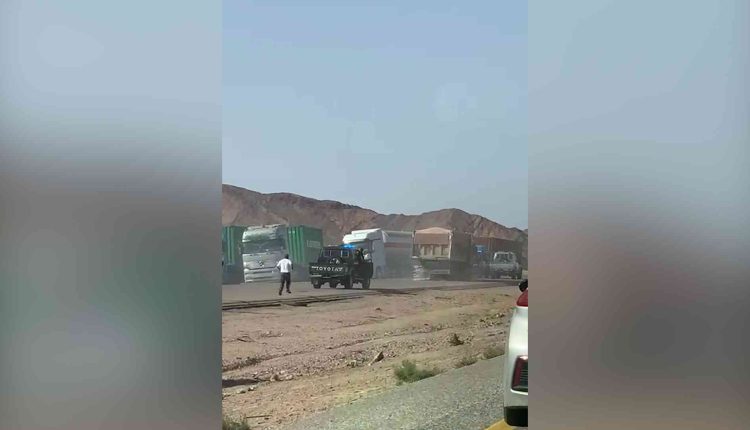 انسكاب 28 طن من المواد الخطرة على الطريق الصحراوي