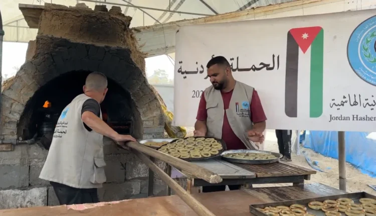 الحملة الأردنية والهيئة الخيرية توزّعان كعك العيد جنوب خان يونس