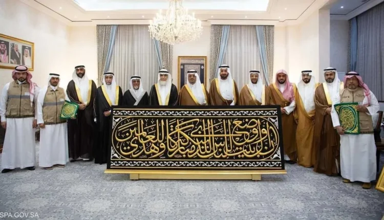 الأمير سعود بن مشعل يسلم كسوة الكعبة لسدنة بيت الله الحرام