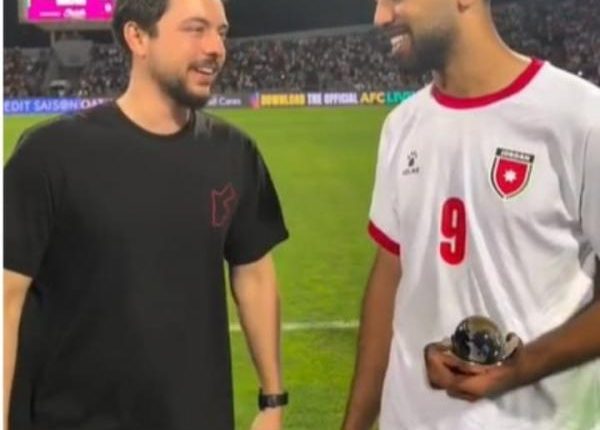 ولي العهد والأمير علي يهنئان علي علوان بجائزة أفضل لاعب