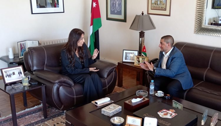 سفيرة الأردن بالمغرب تلتقي الفنان العواملة بعد تميزه في الملتقى الدولي للفسيفساء