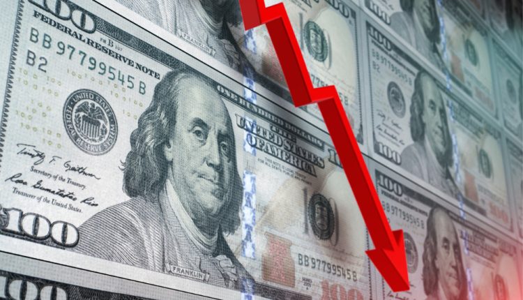 الدولار يقترب من أدنى مستوياته في ثلاث سنوات ونصف