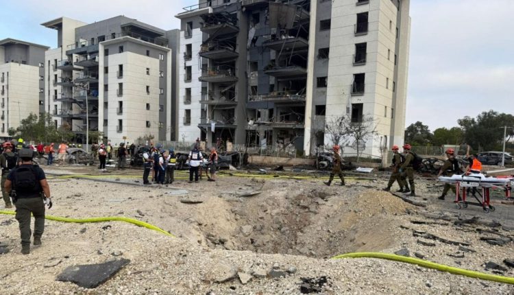 سقوط صاروخ إيراني على بئر السبع مخالفاً 37 مصابا إسرائيليين