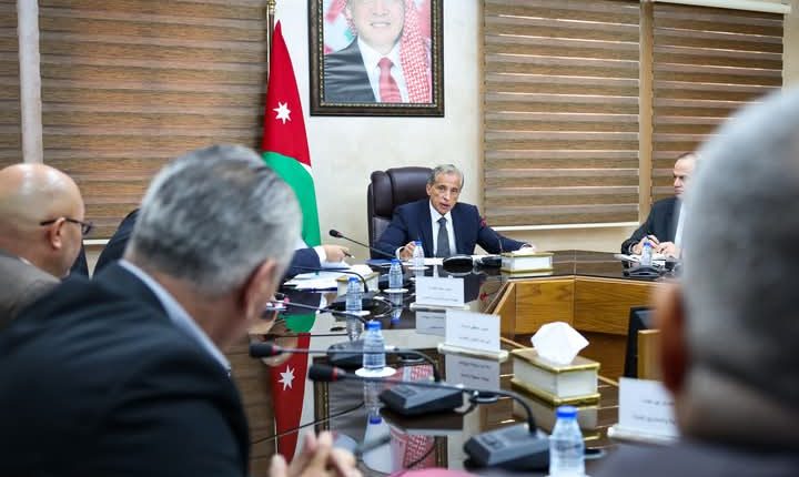 رئيس الوزراء الدكتور جعفر حسان خلال زيارته إلى وزارة التربية والتعليم: المعلم هو المؤتمن على الأجيال ودور الحكومة وواجبها دعمه والوقوف إلى جانبه.